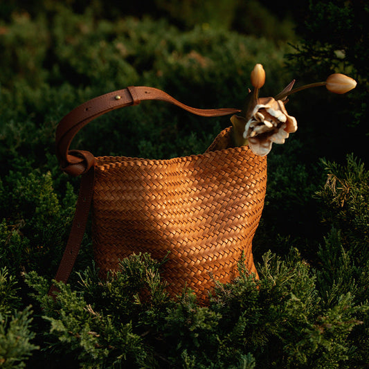 Woven bag for women, niche top-layer vegetable tanned genuine cowhide, one-shoulder, crossbody, casual basket bucket bag