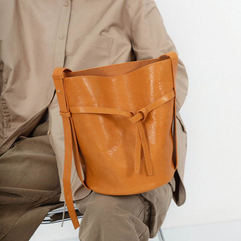 Bucket bag for women, large capacity, high-end, niche design, top-layer vegetable tanned genuine cowhide, retro texture shoulder bag