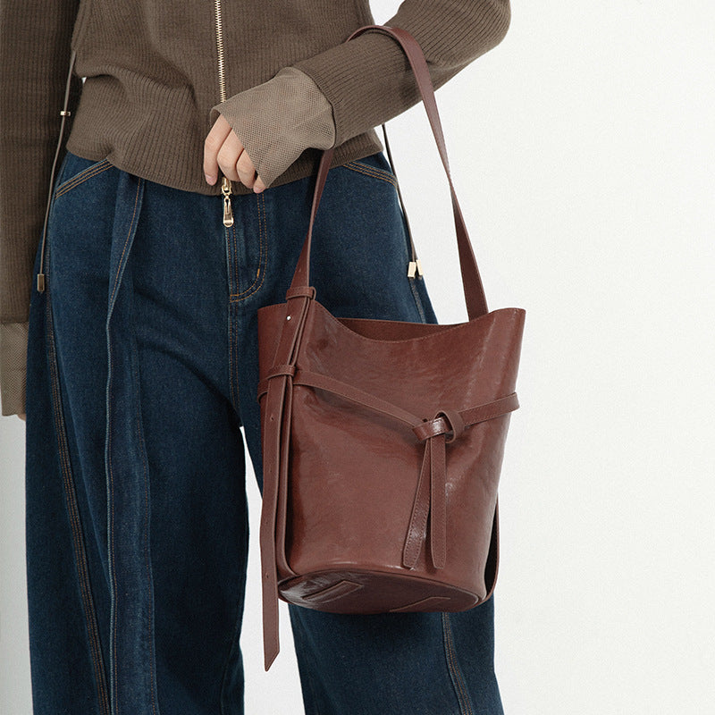 Bucket bag for women, large capacity, high-end, niche design, top-layer vegetable tanned genuine cowhide, retro texture shoulder bag
