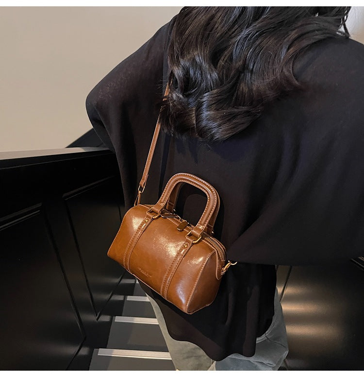 2025 new fashion textured shoulder messenger bag Korean style versatile simple hand-held pillow bag