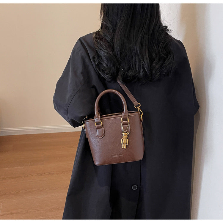 2025 new retro versatile messenger bag casual hand-held bucket bag