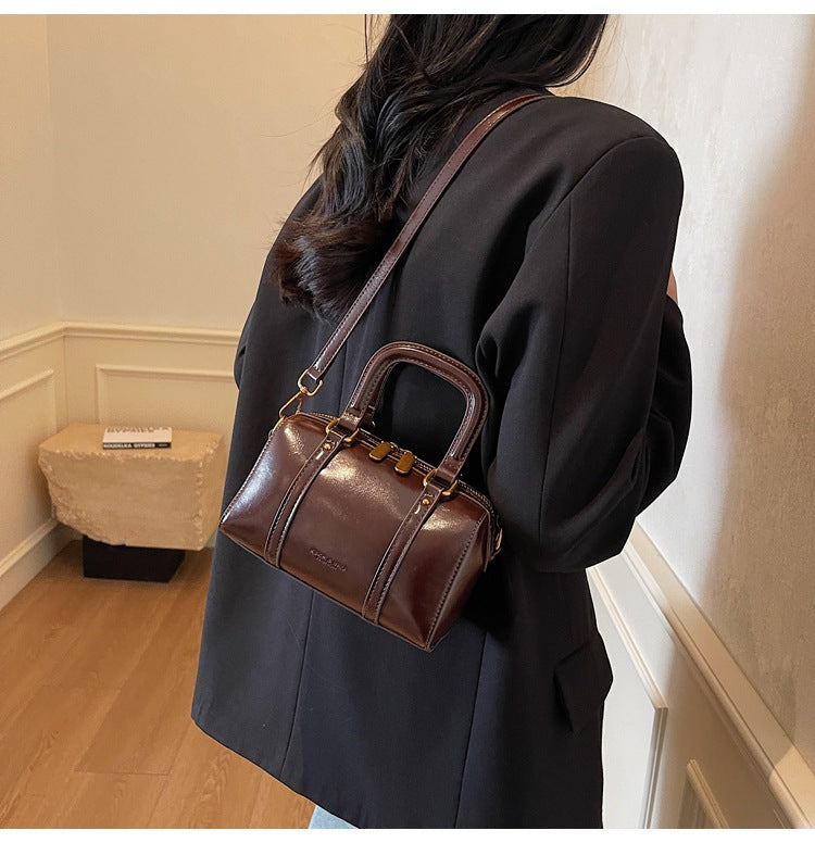 2025 new fashion textured shoulder messenger bag Korean style versatile simple hand-held pillow bag