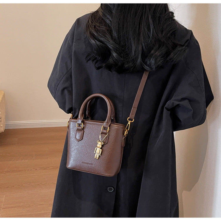 2025 new retro versatile messenger bag casual hand-held bucket bag