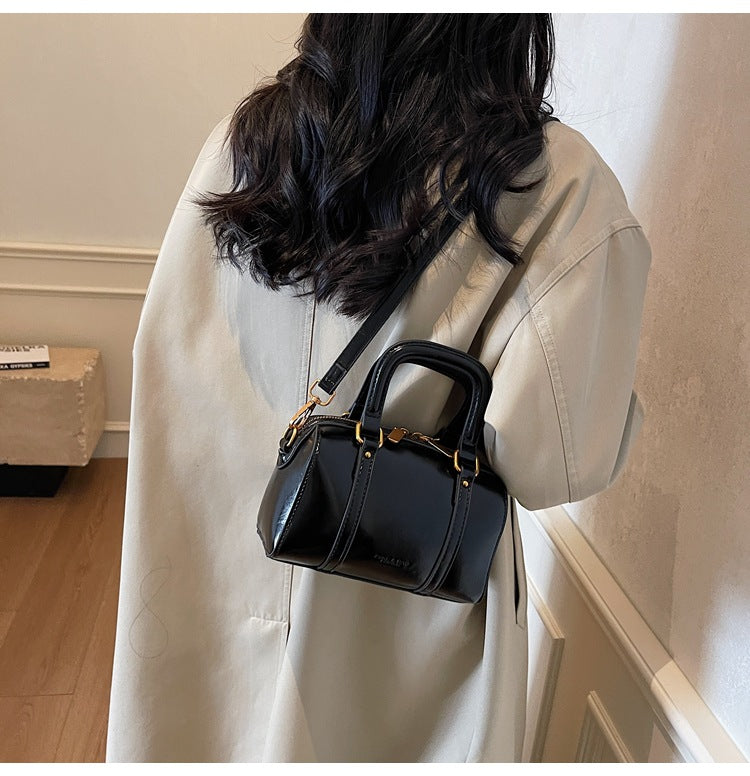 2025 new fashion textured shoulder messenger bag Korean style versatile simple hand-held pillow bag