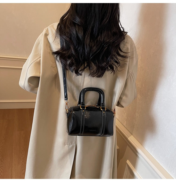2025 new fashion textured shoulder messenger bag Korean style versatile simple hand-held pillow bag