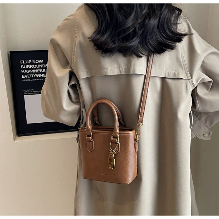 2025 new retro versatile messenger bag casual hand-held bucket bag