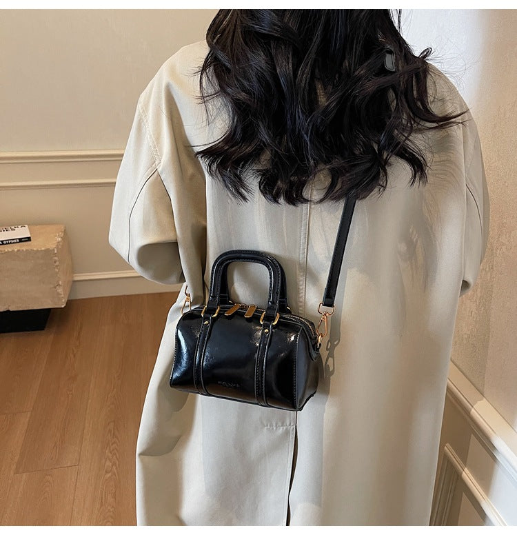 2025 new fashion textured shoulder messenger bag Korean style versatile simple hand-held pillow bag