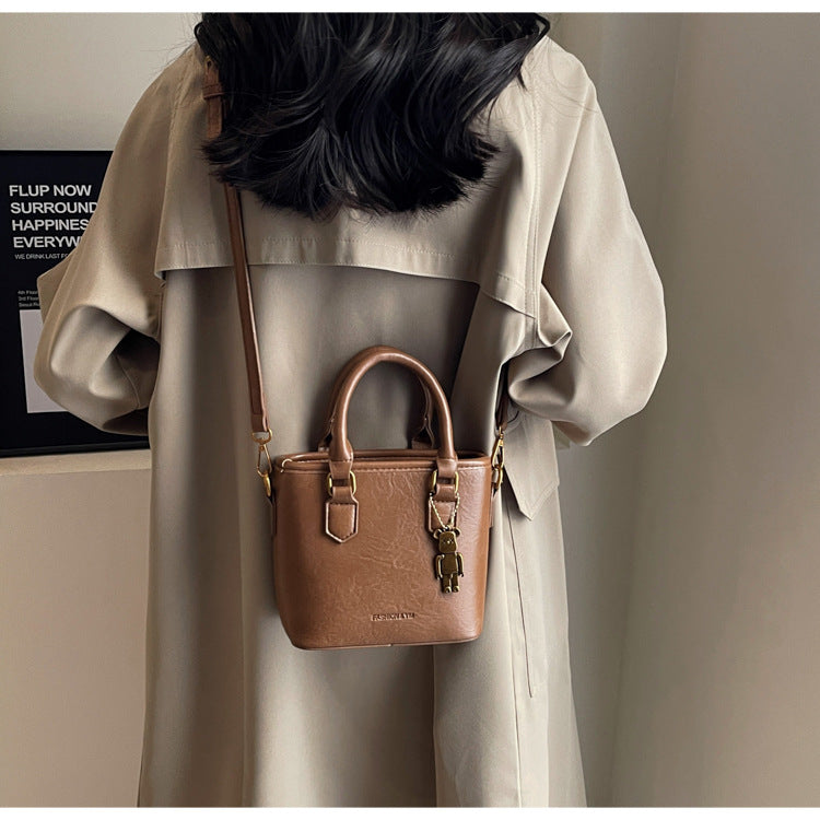 2025 new retro versatile messenger bag casual hand-held bucket bag