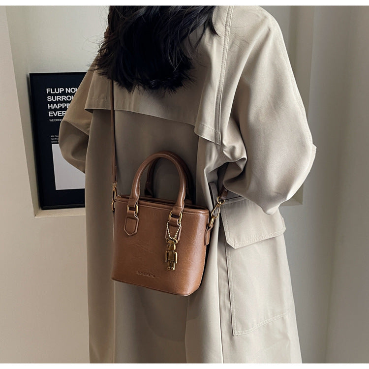 2025 new retro versatile messenger bag casual hand-held bucket bag