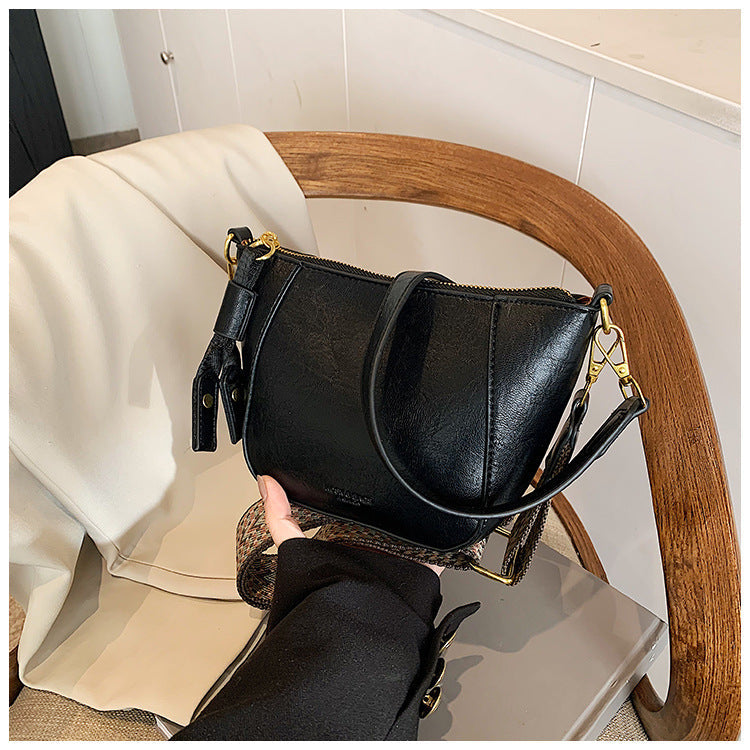 2025 new casual bag retro niche shell bag